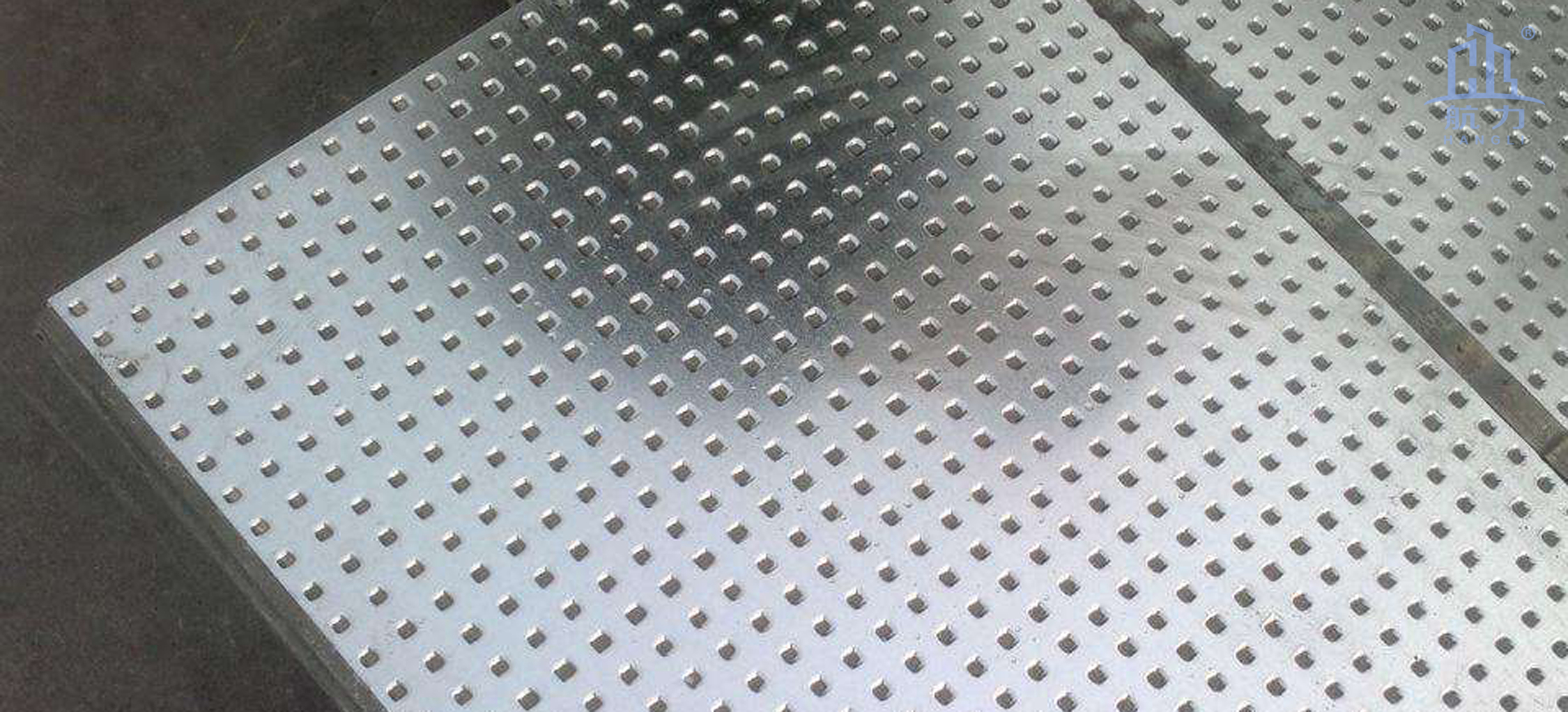 纖維水泥抗爆板又稱防爆板是為存在潛在爆炸危險區域、防震等特殊工作系統要求提供解決方案而研發生產的一種特殊板材，它是由增強纖維水泥板表面加壓鍍鋅鋼材料所構成，具有良好的抗爆及阻燃效果。由于板材內部特殊的構造可以有效減輕爆炸的沖擊，耐久性高，九德增強纖維水泥抗爆板依據專門爆破檢測機構的嚴格檢測，單板抗爆能力高達1.6MPa，抗爆墻抗爆能力高達2.0MPa，遠高于國家相關標準規定的墻體抗爆1.4Mpa。