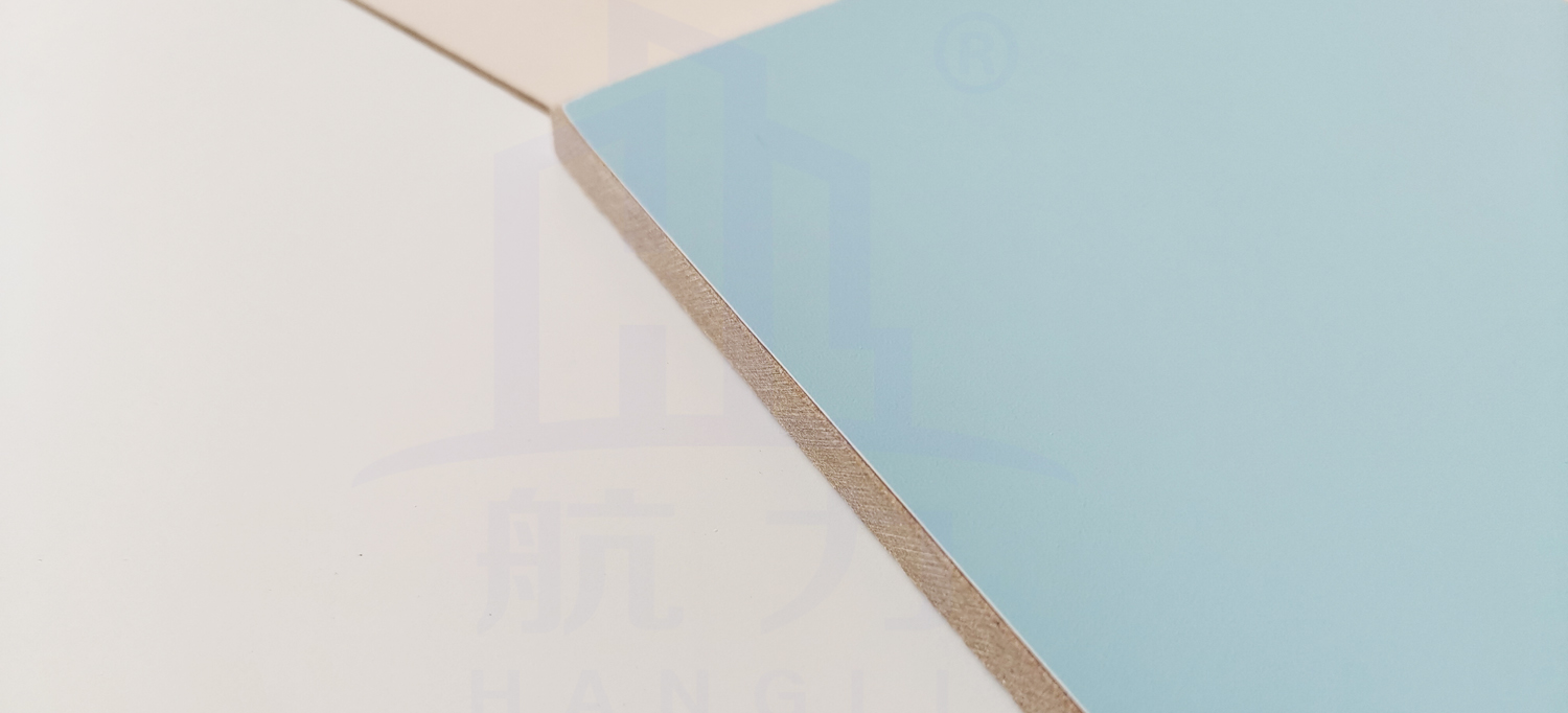 以石英纖維防火板為基材；  ●綠色環(huán)保，無甲醛、無石棉；  ●A級阻燃，防火、防潮；  ●堅(jiān)固耐用，超長壽命；  ●質(zhì)輕高強(qiáng)、隔音隔熱；  ●裝配式安裝，省時(shí)、省力、經(jīng)濟(jì)；  ●表面涂層使用納米無機(jī)涂料，抗菌、防腐、防蛀、易清潔；