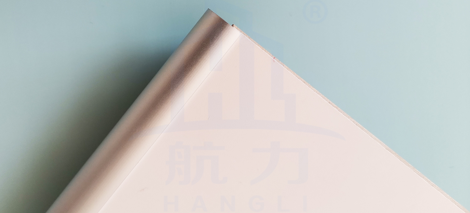 以石英纖維防火板為基材；  ●綠色環(huán)保，無甲醛、無石棉；  ●A級阻燃，防火、防潮；  ●堅(jiān)固耐用，超長壽命；  ●質(zhì)輕高強(qiáng)、隔音隔熱；  ●裝配式安裝，省時(shí)、省力、經(jīng)濟(jì)；  ●表面涂層使用納米無機(jī)涂料，抗菌、防腐、防蛀、易清潔；