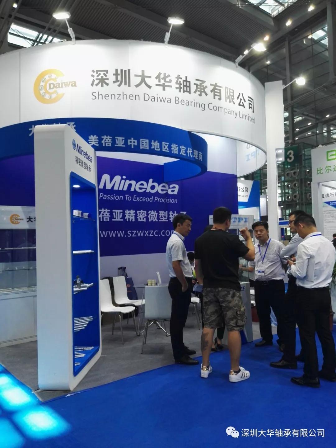 大華軸承工程師羅生和各位銷售精英正在與客戶交談 大華軸承工程師羅生和各位銷售精英正在與客戶交談